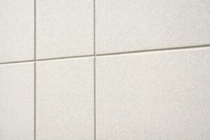 ALC外壁のパネル割りと縦目地が分かる外壁面（塗装メンテナンス検討の状態確認）