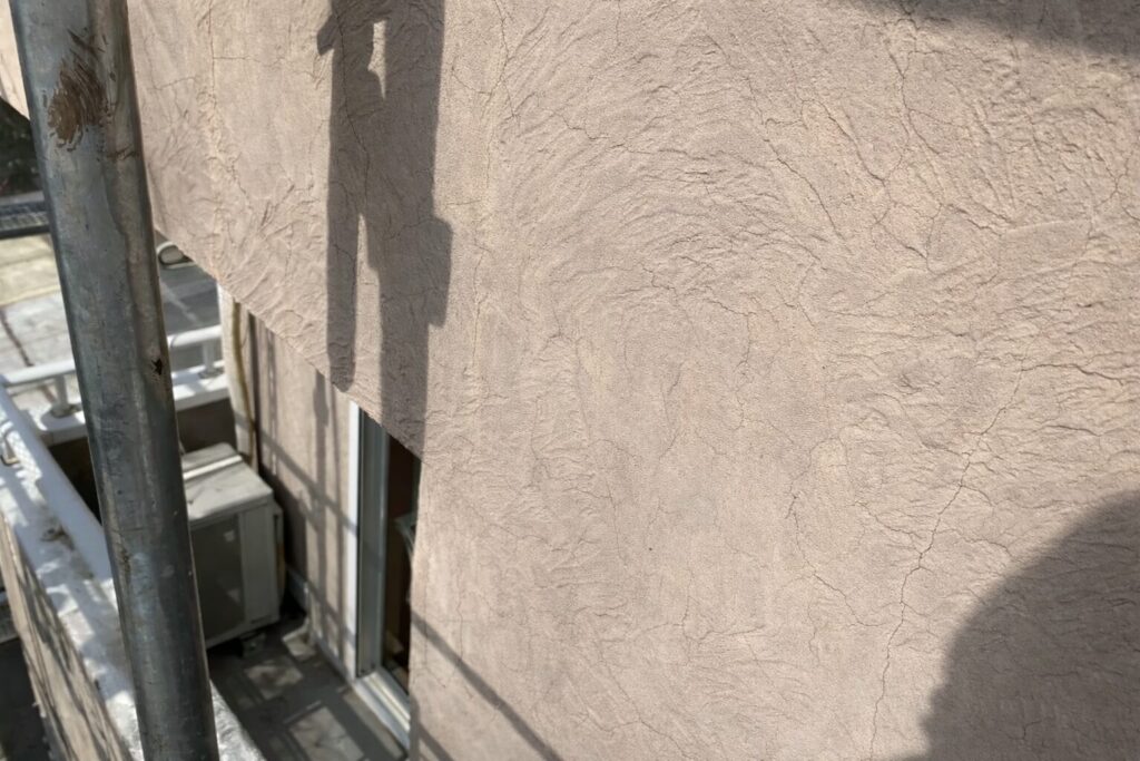板橋区 外壁塗装 モルタル外壁のひび割れ（クラック）補修前の状態確認