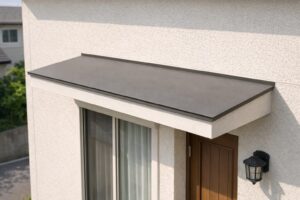 住宅の窓と玄関の上に張り出した庇（ひさし）の外観