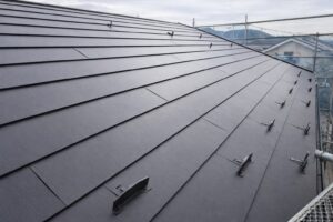 住宅の屋根に施工されたガルバリウム鋼板屋根。軽量で耐久性の高い金属屋根材の外観