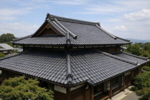 切妻屋根と寄棟屋根を組み合わせた入母屋屋根の全体形状が分かる日本の伝統的な瓦屋根