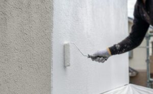 板橋区　外壁の下塗り作業の様子