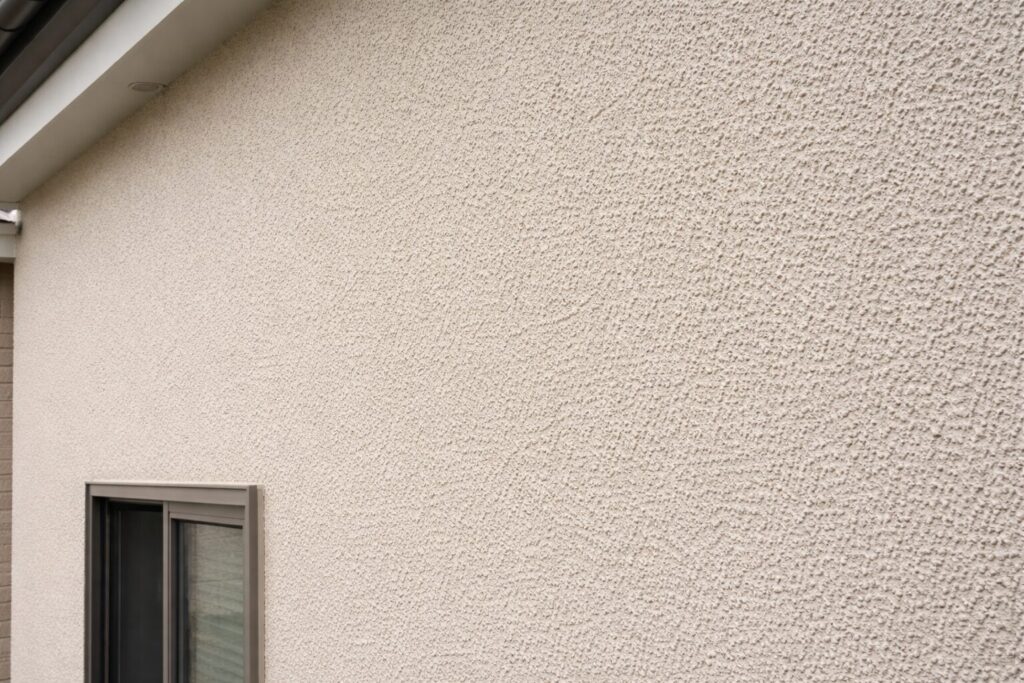 リシン吹き付け塗装で仕上げられた外壁の凹凸ある表面と質感