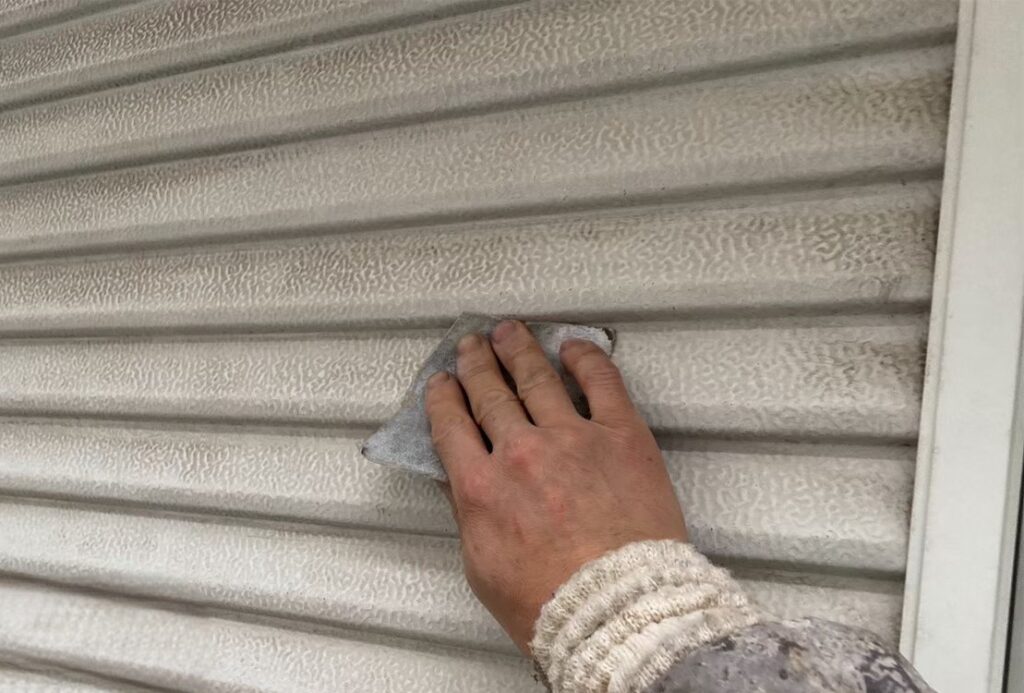 板橋区の雨戸のケレン作業の様子