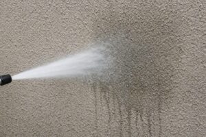 板橋区 外壁塗装 高圧洗浄 モルタル外壁の洗浄途中の状態