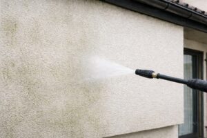 外壁 高圧洗浄 コケ 藻 洗浄作業中