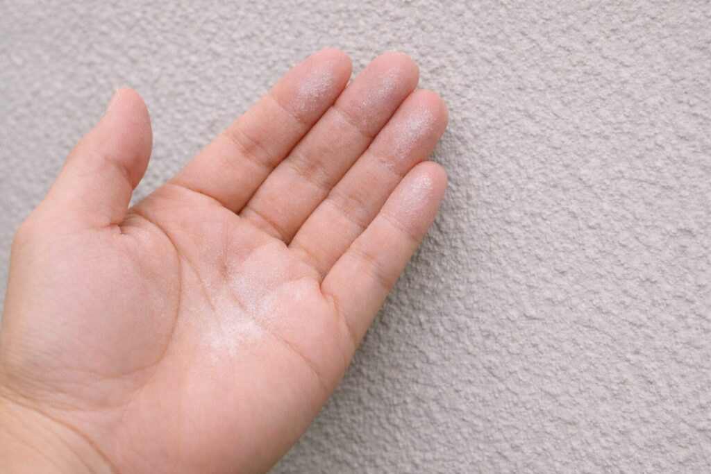 練馬区 外壁塗装 チョーキング 外壁を触ると白い粉が付く状態確認