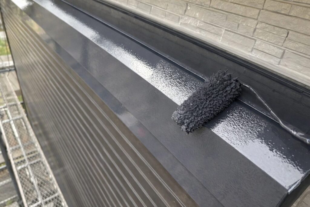 板橋区 外壁塗装 上塗り シャッターボックス 艶あり仕上げの状態確認