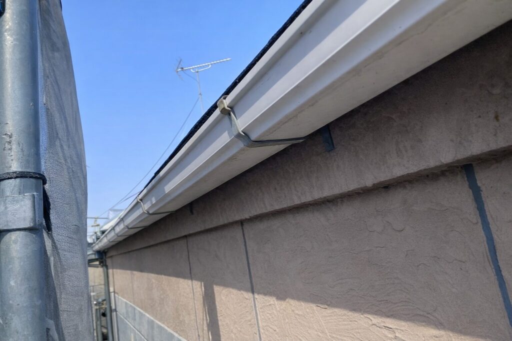 板橋区 外壁塗装 鼻隠しと雨樋固定金具の状態確認