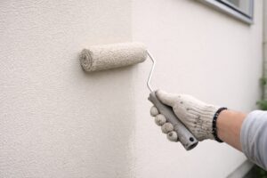 練馬区 外壁塗装 ローラーで外壁を塗装する中塗り工程