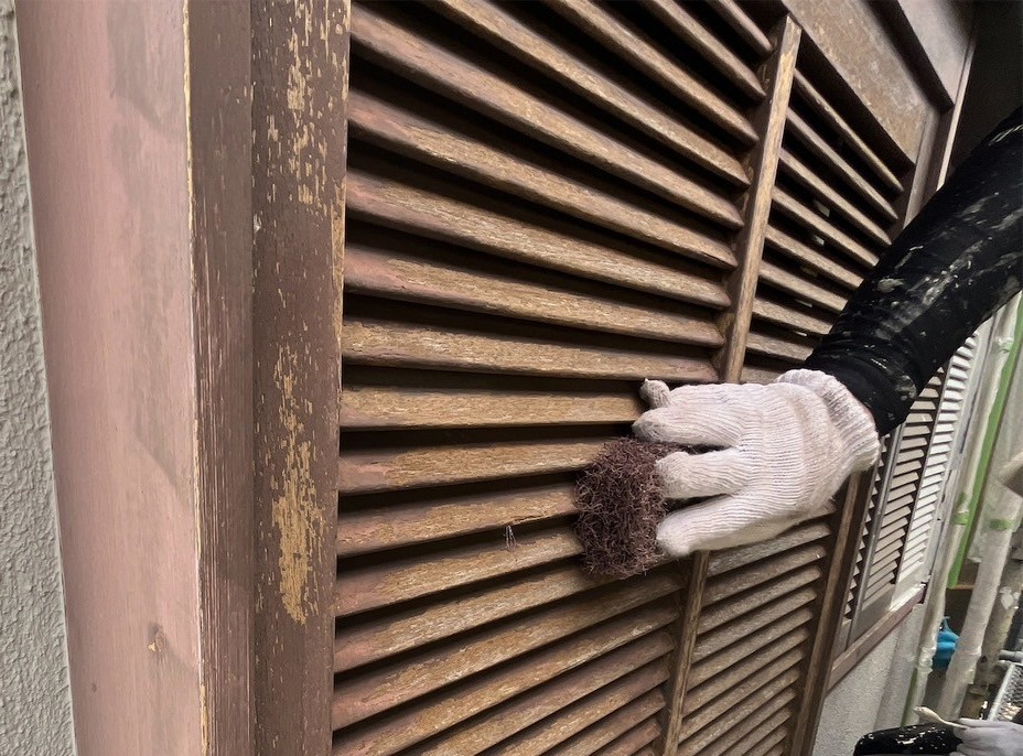 練馬区 雨戸 ケレン作業の様子