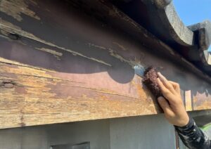 練馬区　破風のケレン作業の様子