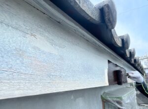 練馬区　破風の中塗り作業の様子