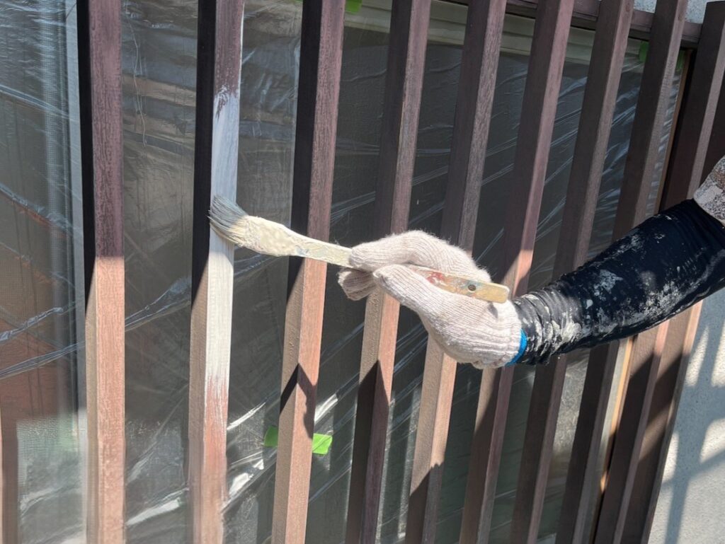 練馬区 面格子の錆止め作業中