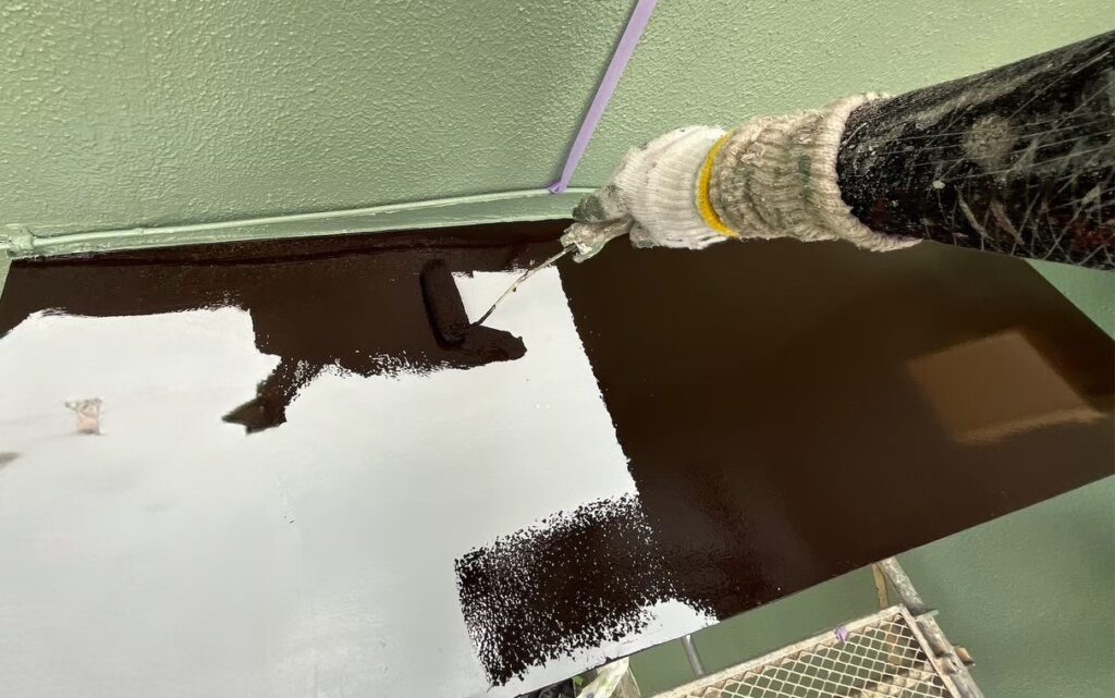 練馬区　外壁塗装　庇の中塗りの様子