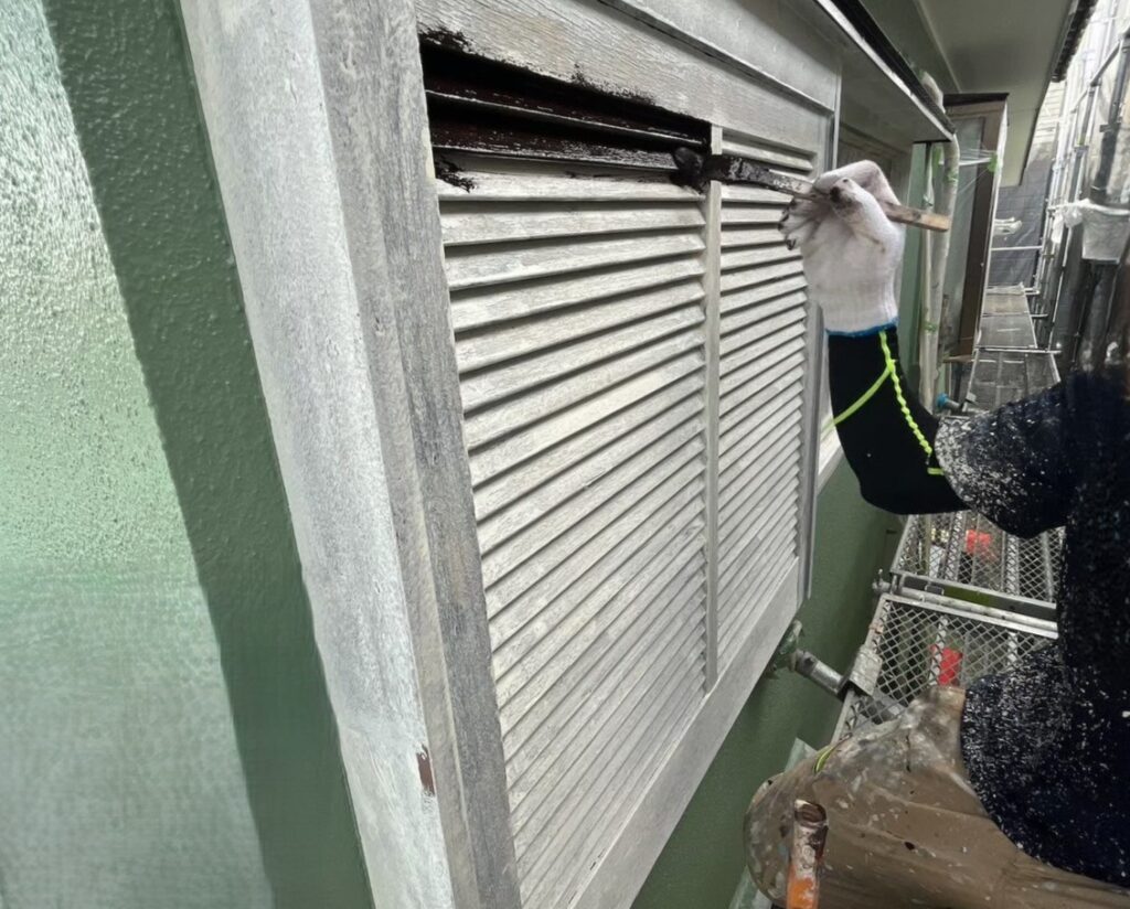 練馬区　雨戸の中塗りの様子