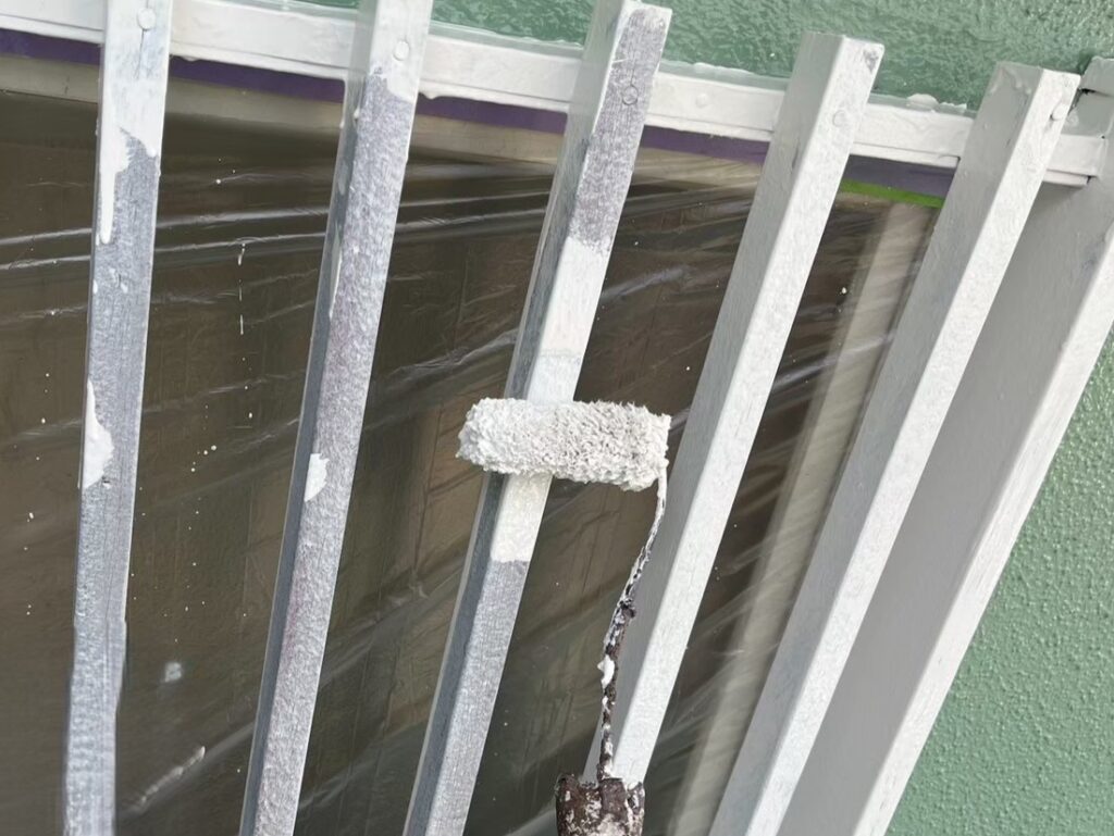 練馬区　面格子の中塗りの様子
