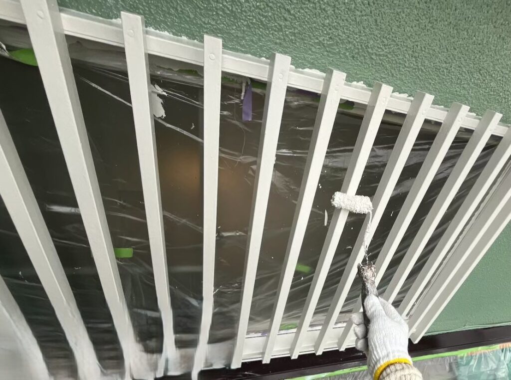 練馬区　面格子の上塗りの様子