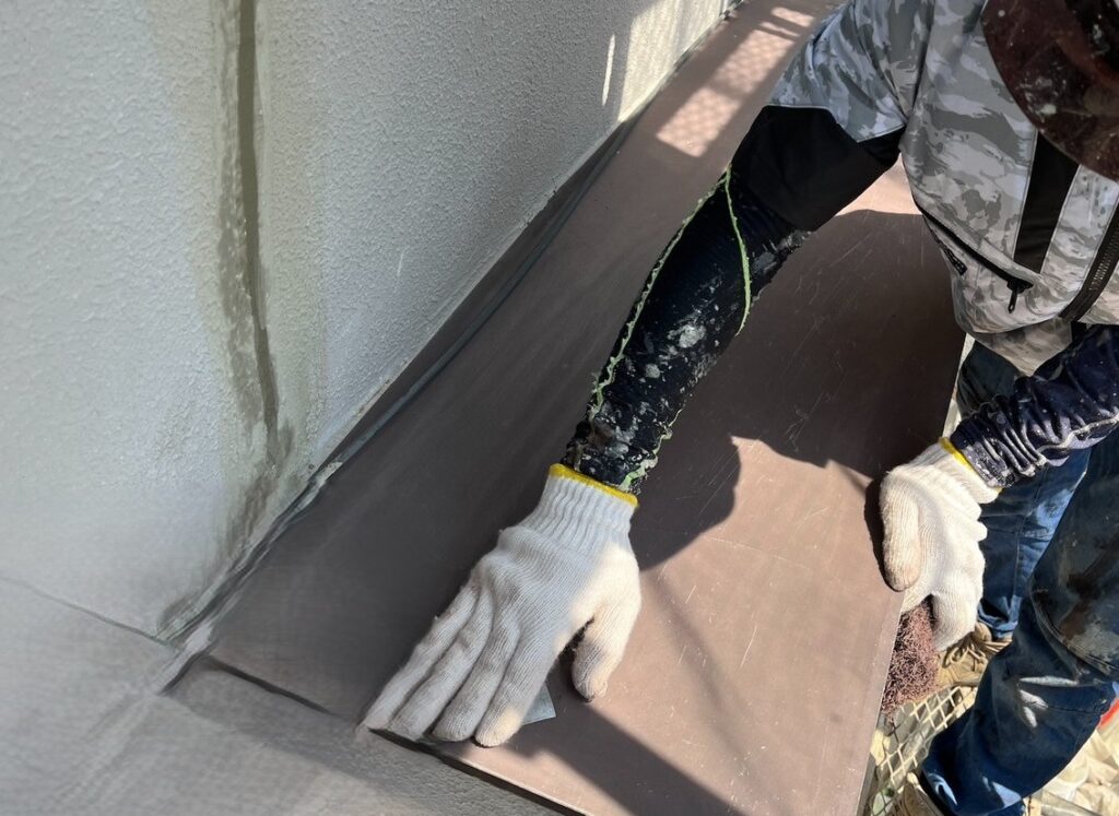 練馬区　庇のケレン作業中