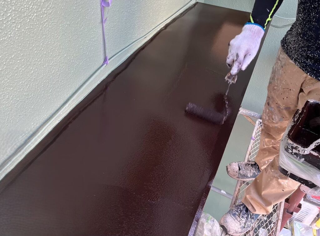 練馬区　庇の上塗りの様子