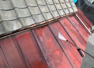 練馬区　トタン屋根の高圧洗浄の様子