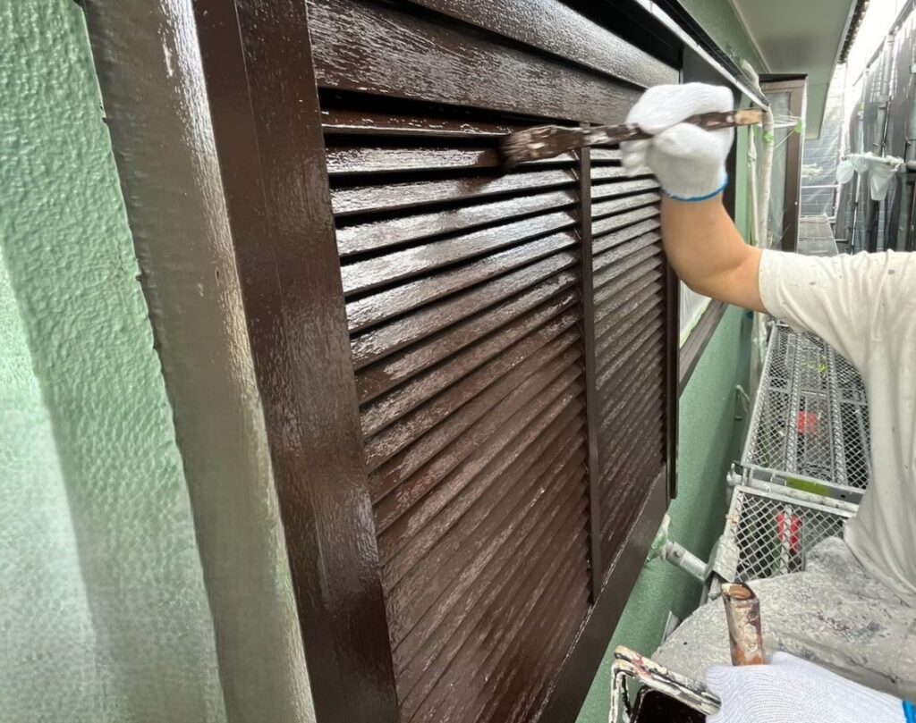 練馬区　雨戸の上塗りの様子
