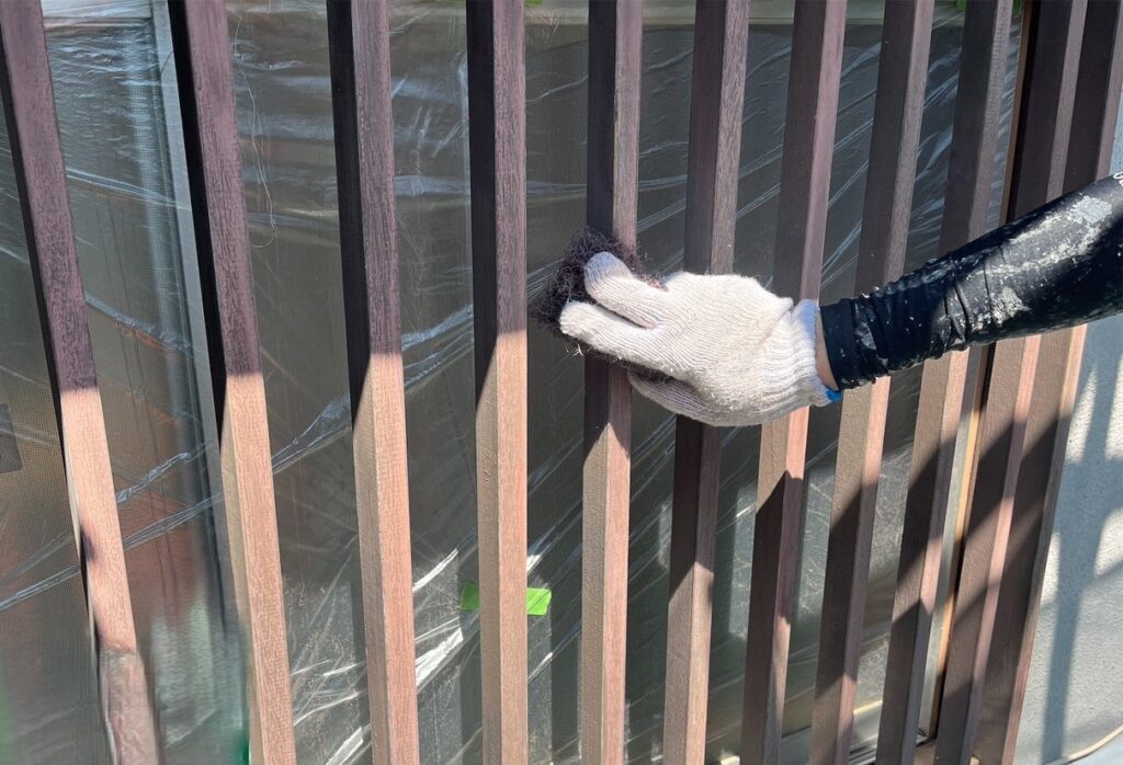 練馬区 面格子のケレン作業の様子