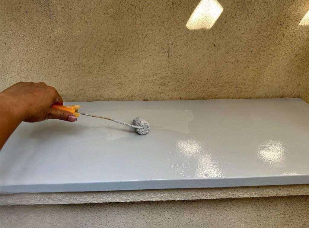 板橋区 集合住宅 天板の上塗り作業の様子