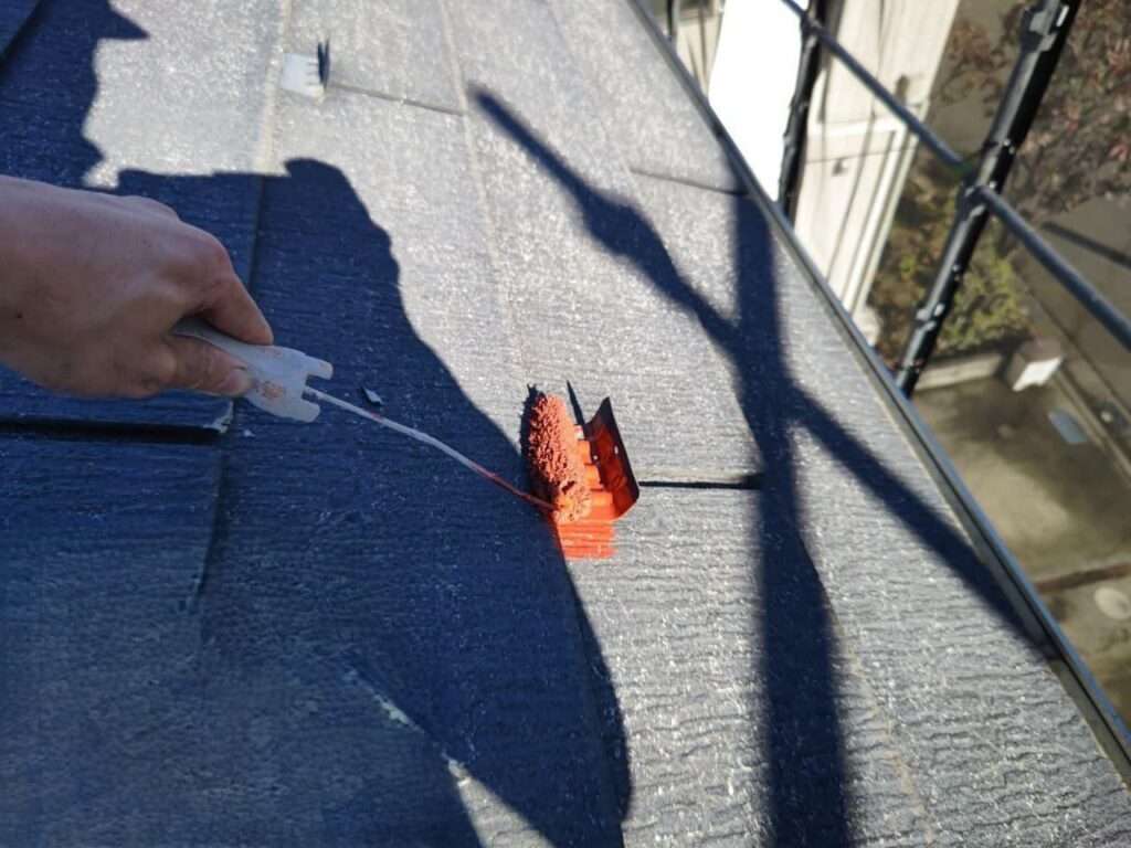 練馬区　屋根　雪止めの錆止め作業中