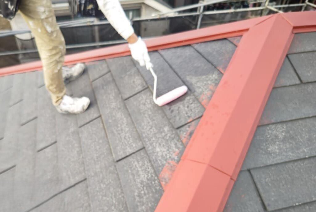 練馬区　屋根の下塗り作業の様子