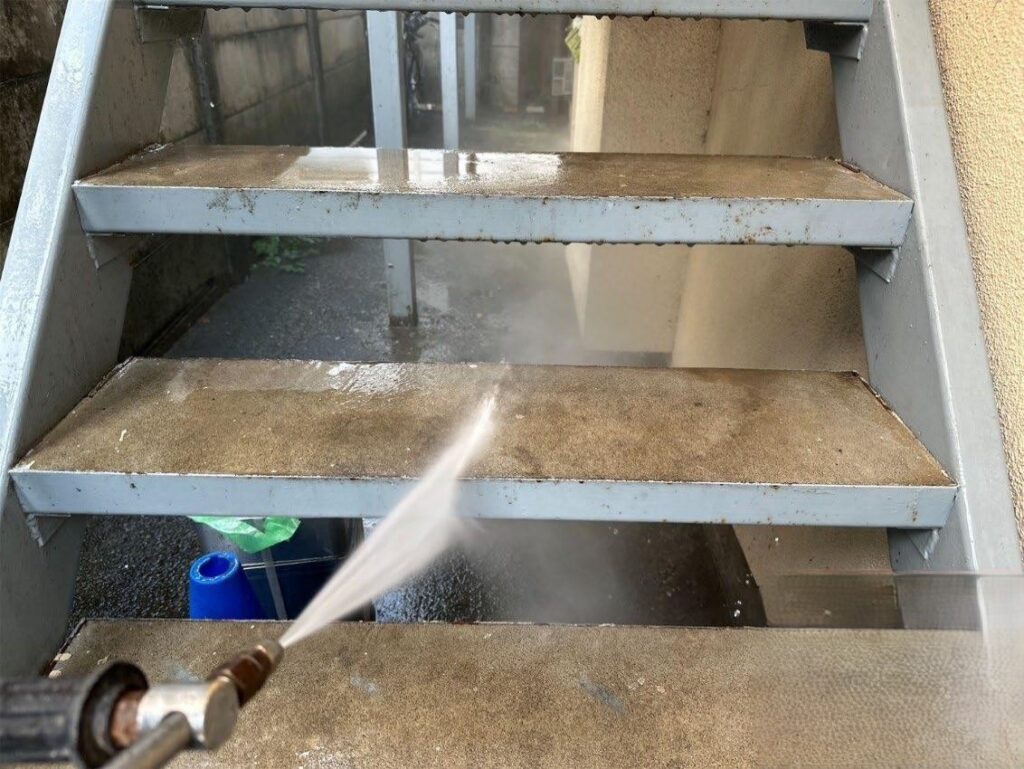 板橋区 集合住宅 階段の高圧洗浄の様子