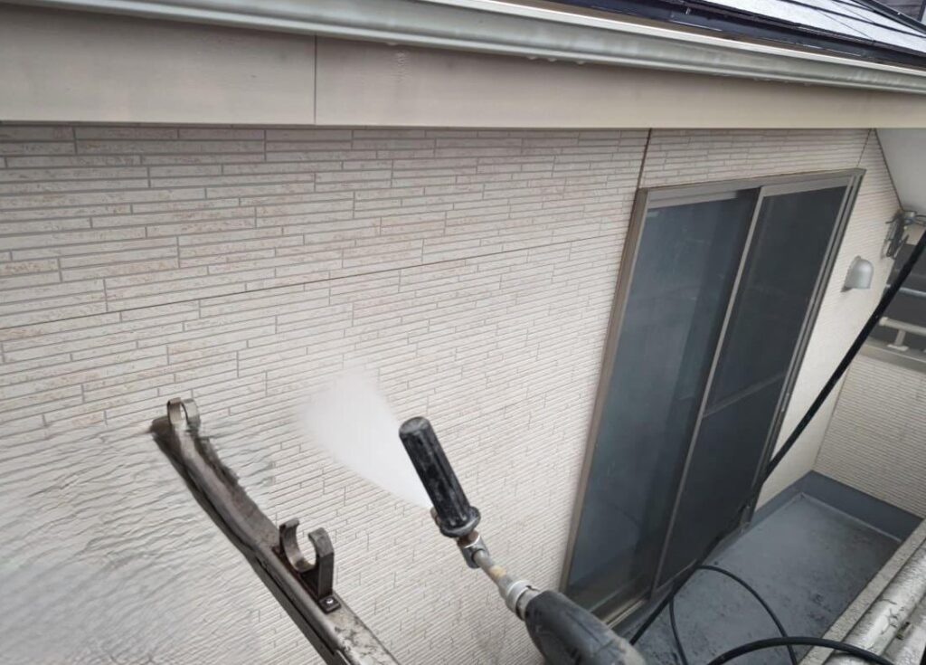 練馬区　外壁　高圧洗浄作業の様子