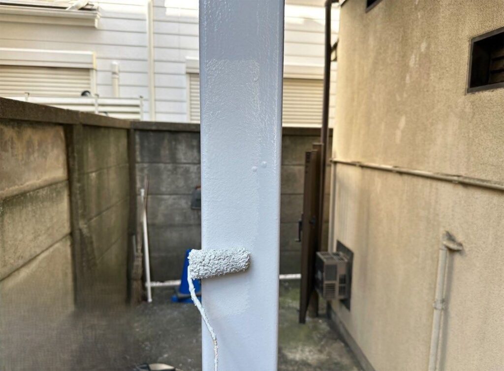 板橋区 集合住宅 鉄柱の中塗り作業の様子