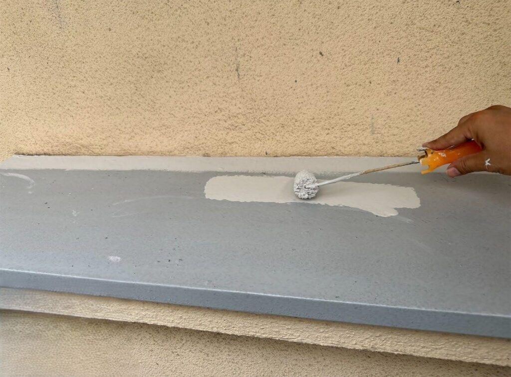 板橋区　集合住宅　付帯部　天板の中塗りの様子