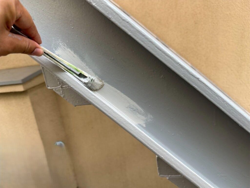 板橋区 集合住宅 共用階段 中塗りの様子