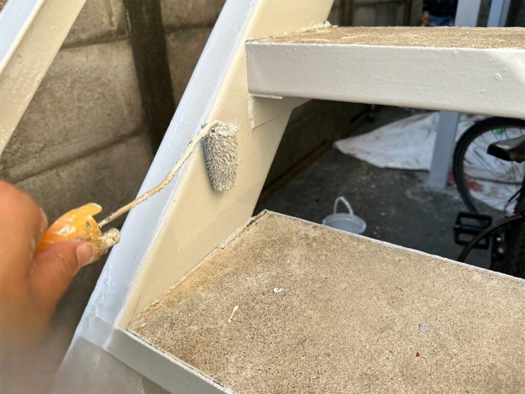 板橋区 集合住宅 共用階段 上塗り工程