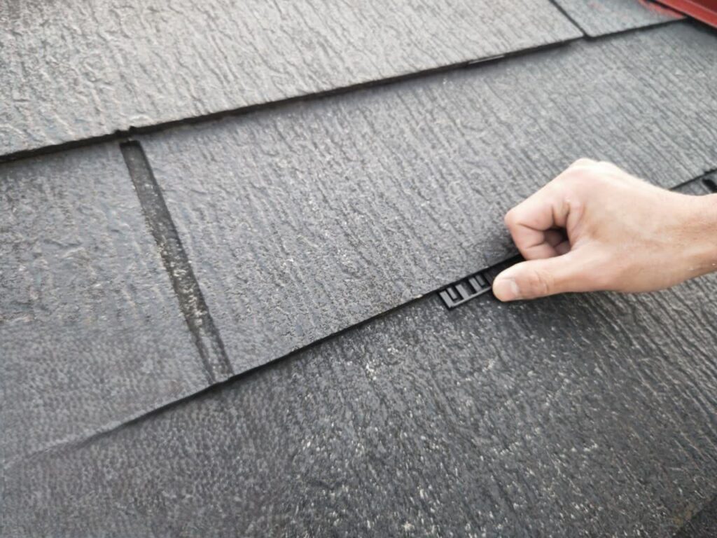 練馬区　屋根のタスペーサーの設置作業