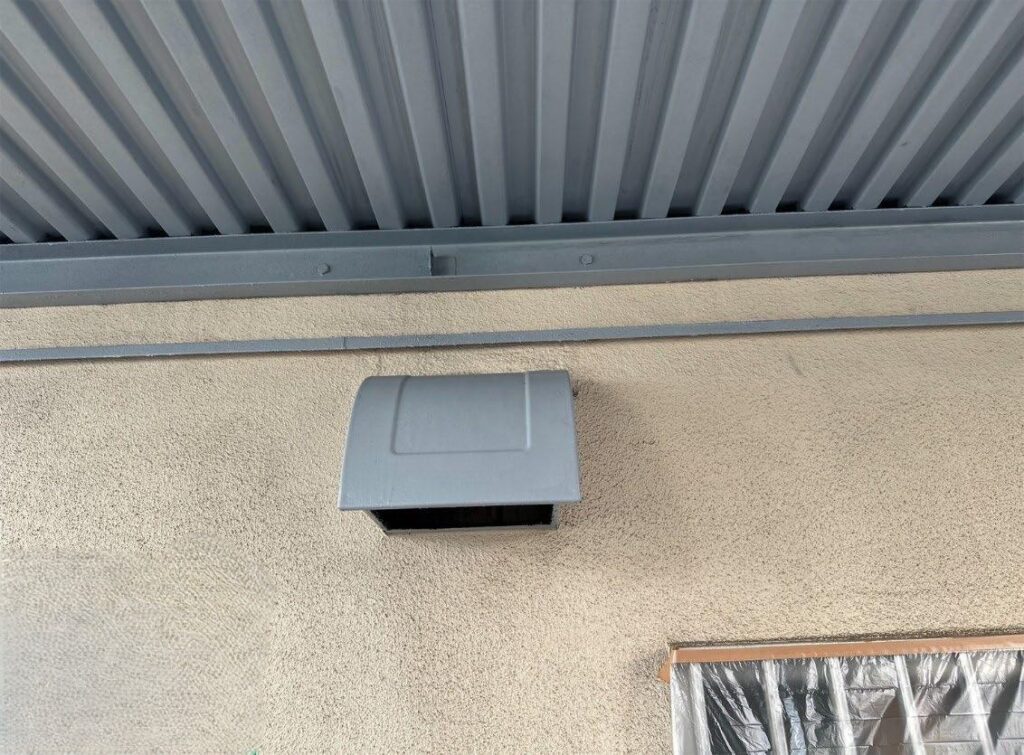 板橋区 集合住宅 付帯部 換気フードの錆止め施工後