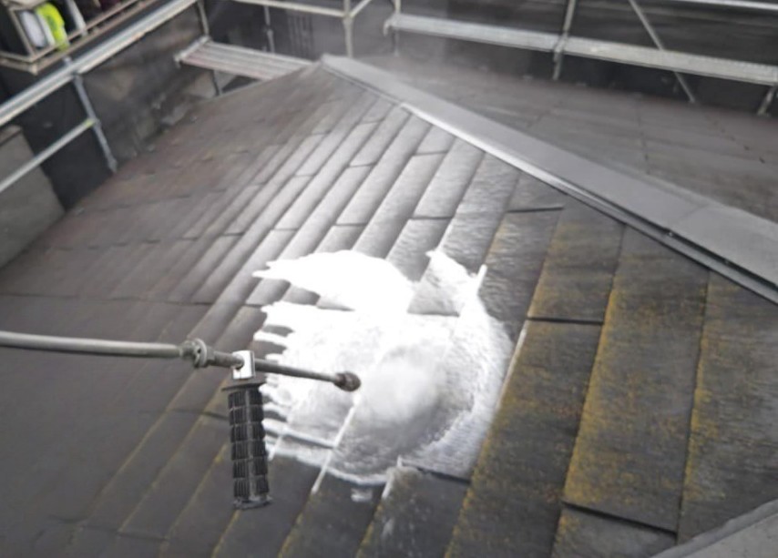 練馬区　屋根の高圧洗浄作業の様子