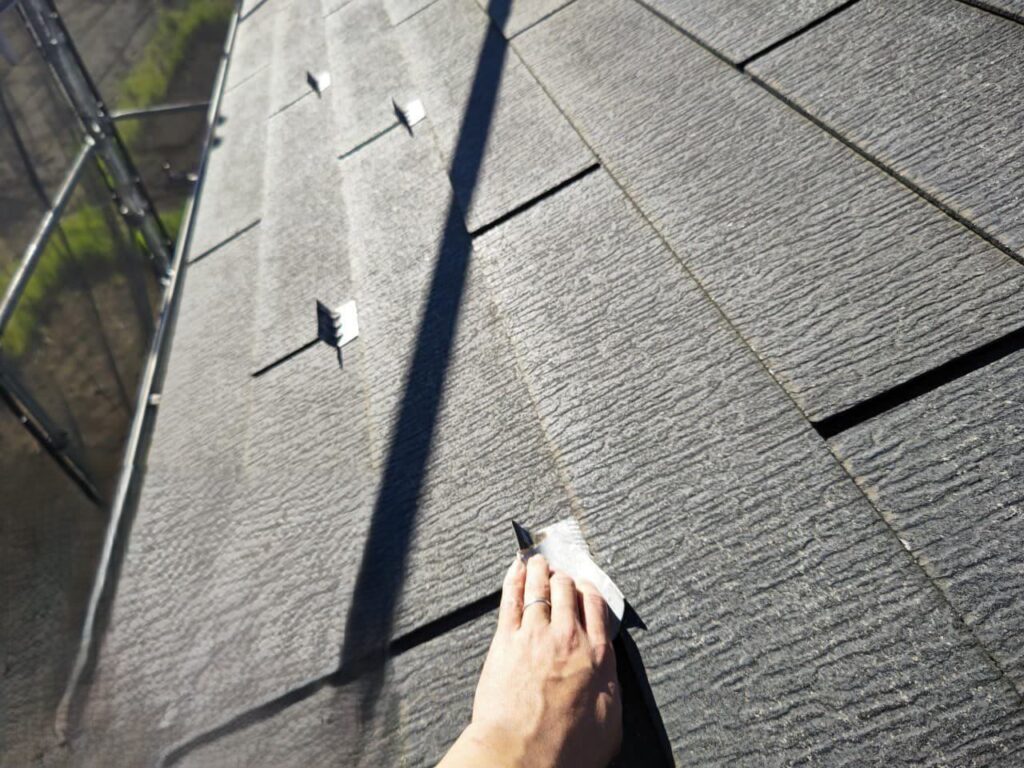 練馬区　屋根　雪止めのケレン作業の様子