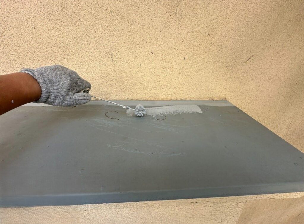 板橋区 集合住宅 付帯部 鉄製天板の錆止めの様子