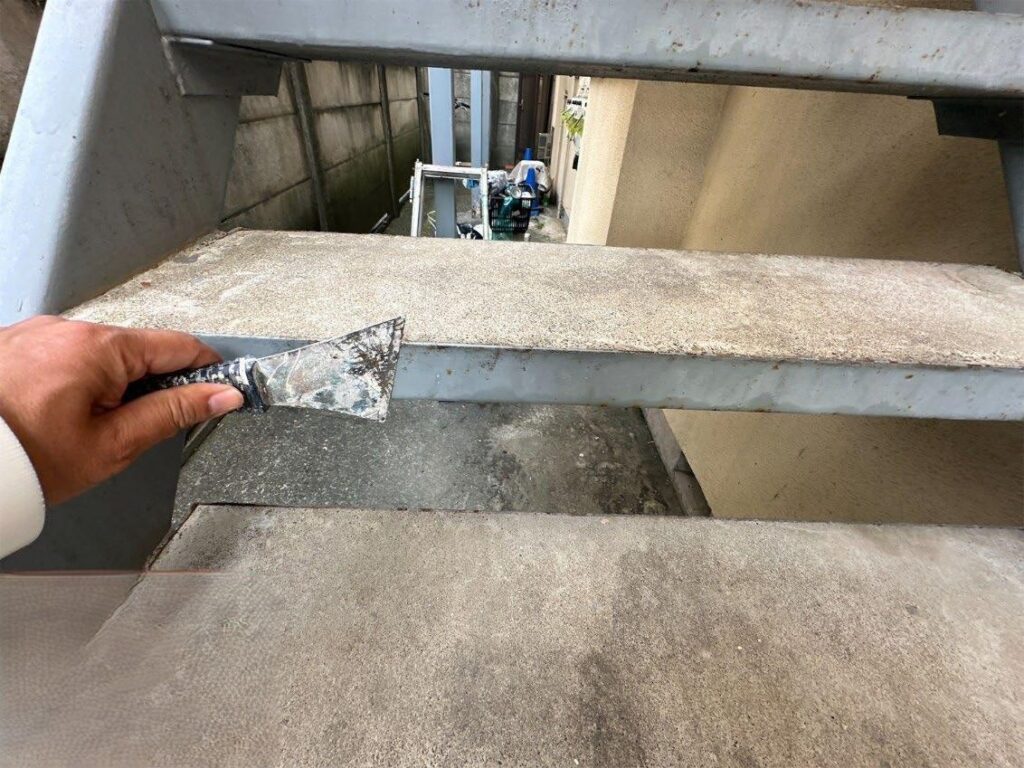 板橋区 集合住宅 階段のケレン作業