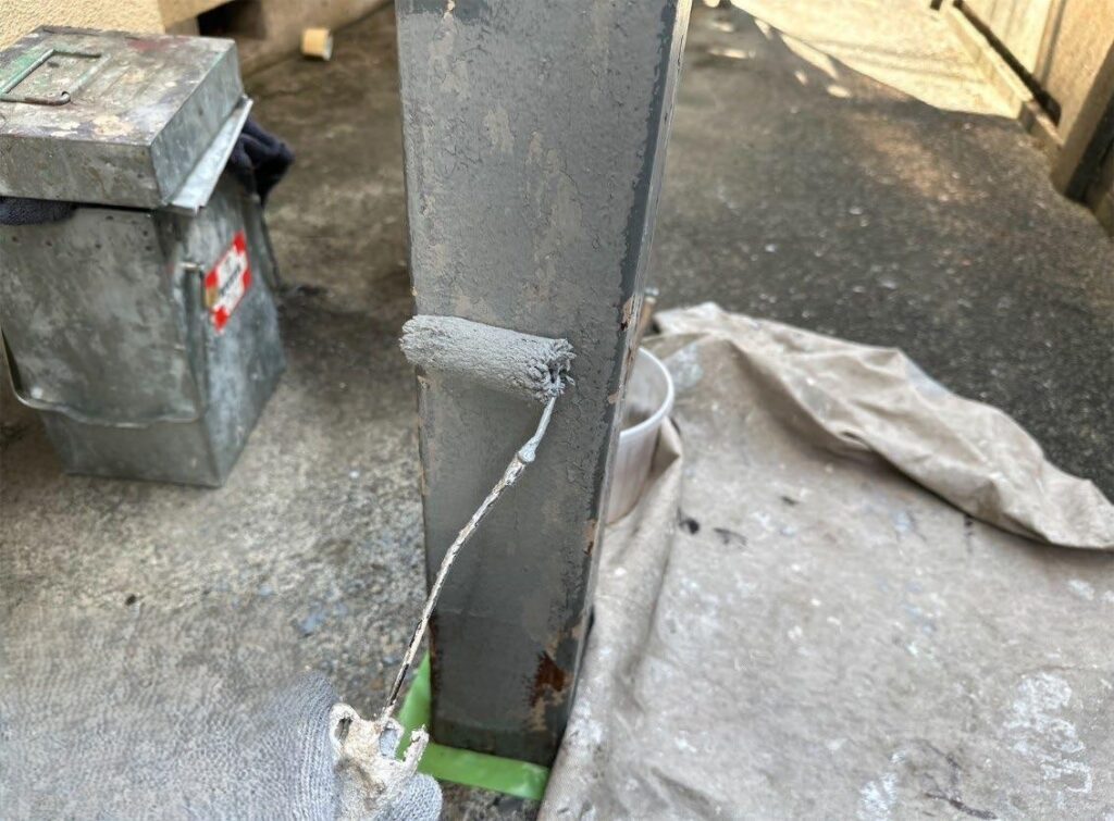 板橋区 集合住宅 共用部 鉄柱の錆止めの様子