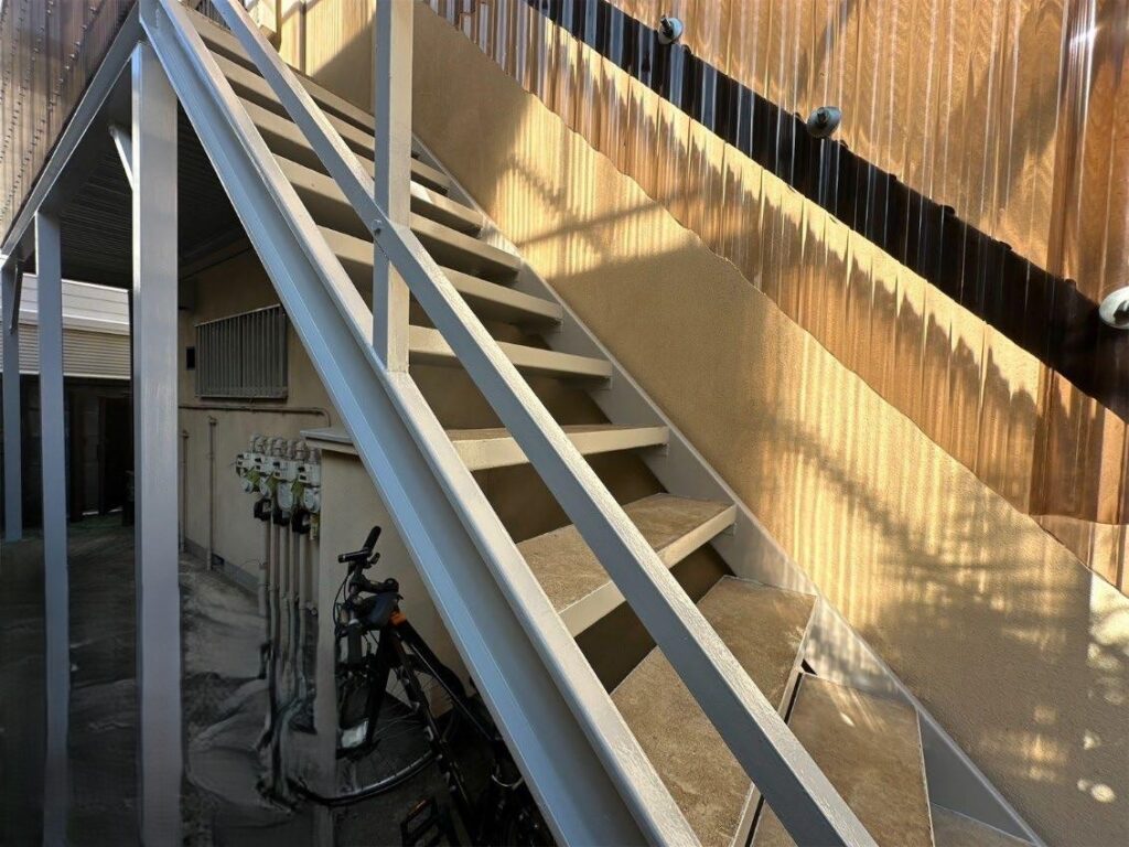 板橋区 集合住宅 共用階段 上塗り後の様子