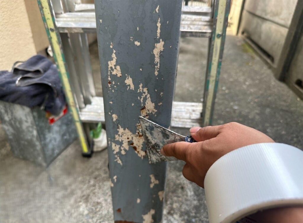 板橋区 集合住宅 共用部 鉄柱のケレン作業の様子