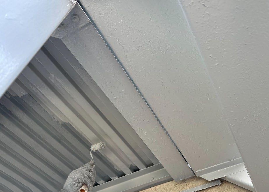 板橋区 集合住宅 上裏(天井)の中塗り作業の様子