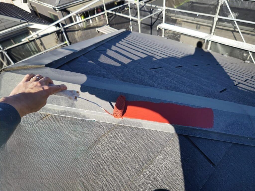 練馬区　屋根板金の錆止め作業中