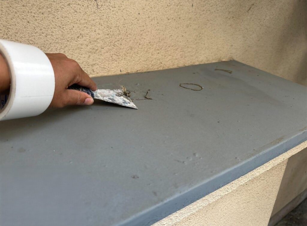 板橋区 集合住宅 付帯部 鉄製天板のケレン作業の様子