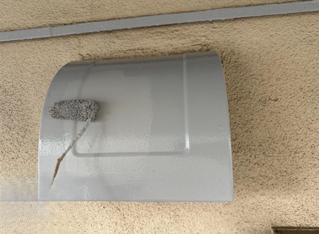 板橋区 集合住宅 換気フードの上塗り作業の様子