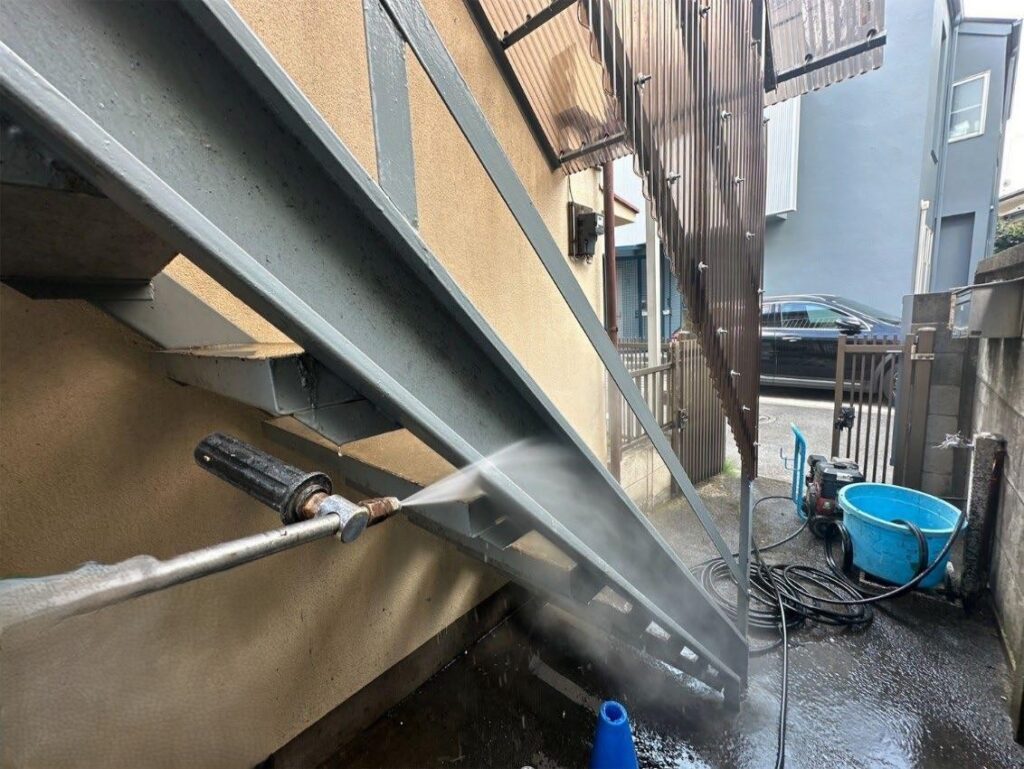 板橋区 集合住宅 階段の高圧洗浄の様子
